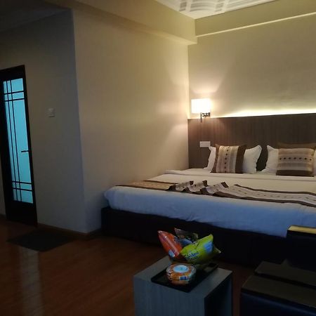 Golden Hill Hotel - Lashio מראה חיצוני תמונה