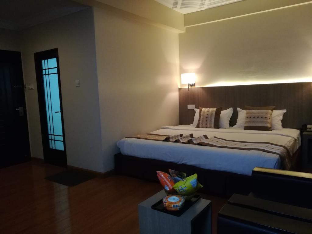 Golden Hill Hotel - Lashio מראה חיצוני תמונה