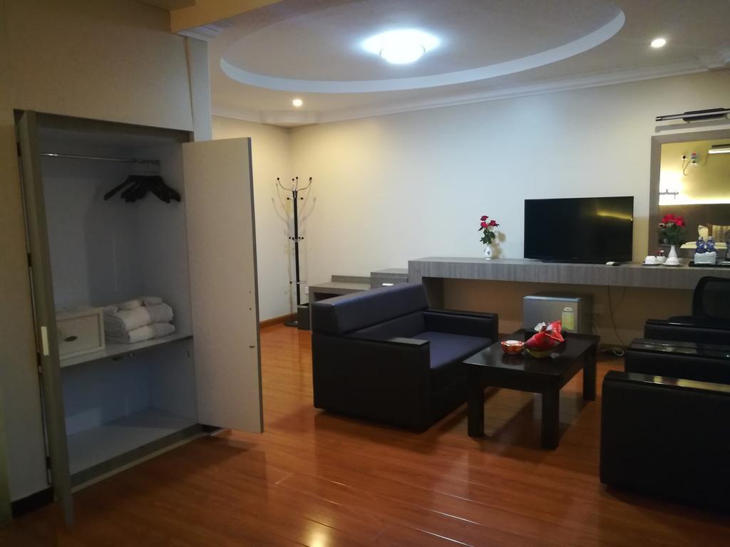 Golden Hill Hotel - Lashio מראה חיצוני תמונה